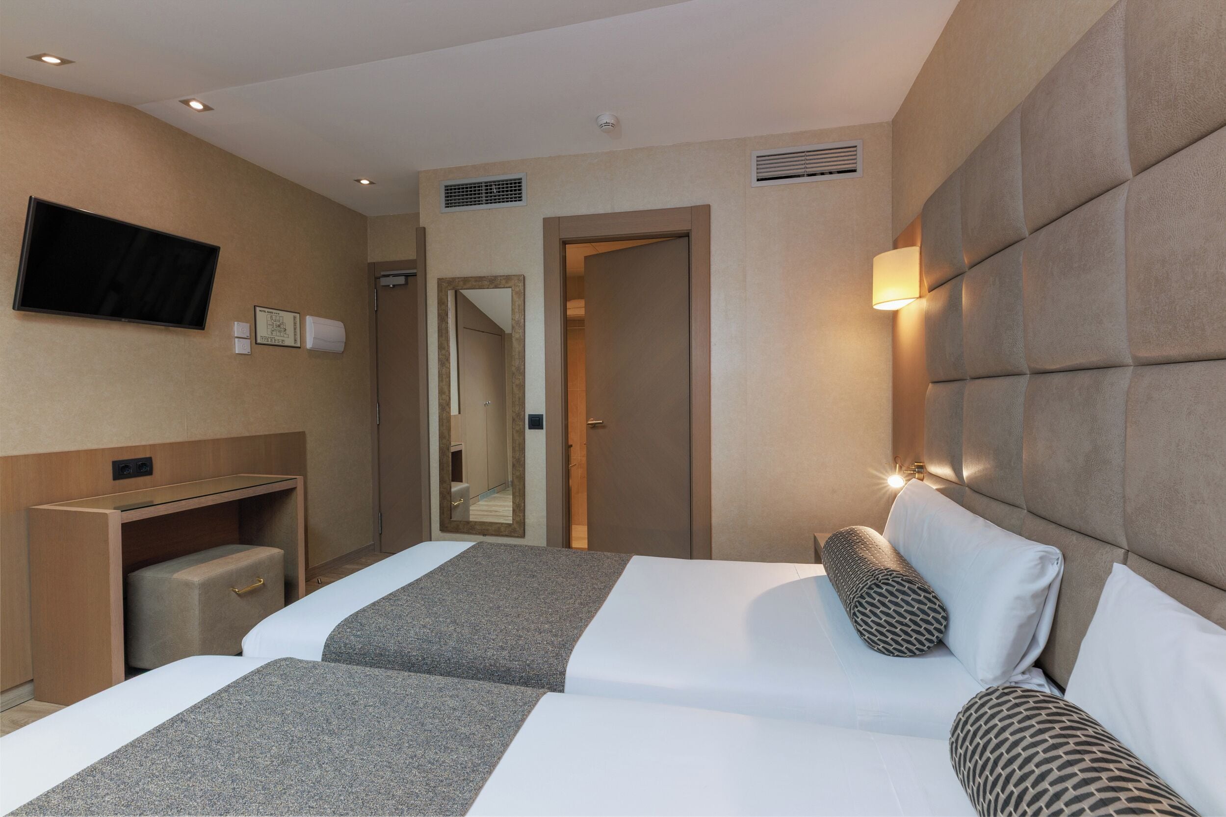 1 bedroom, down duvets, in-room safe, desk