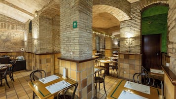 Frukostbuffé varje dag (EUR 14 per person)