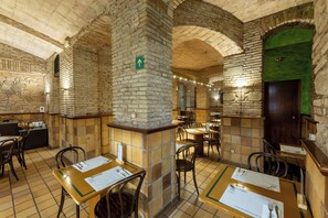 Desayuno buffet diario (EUR 14 por persona)