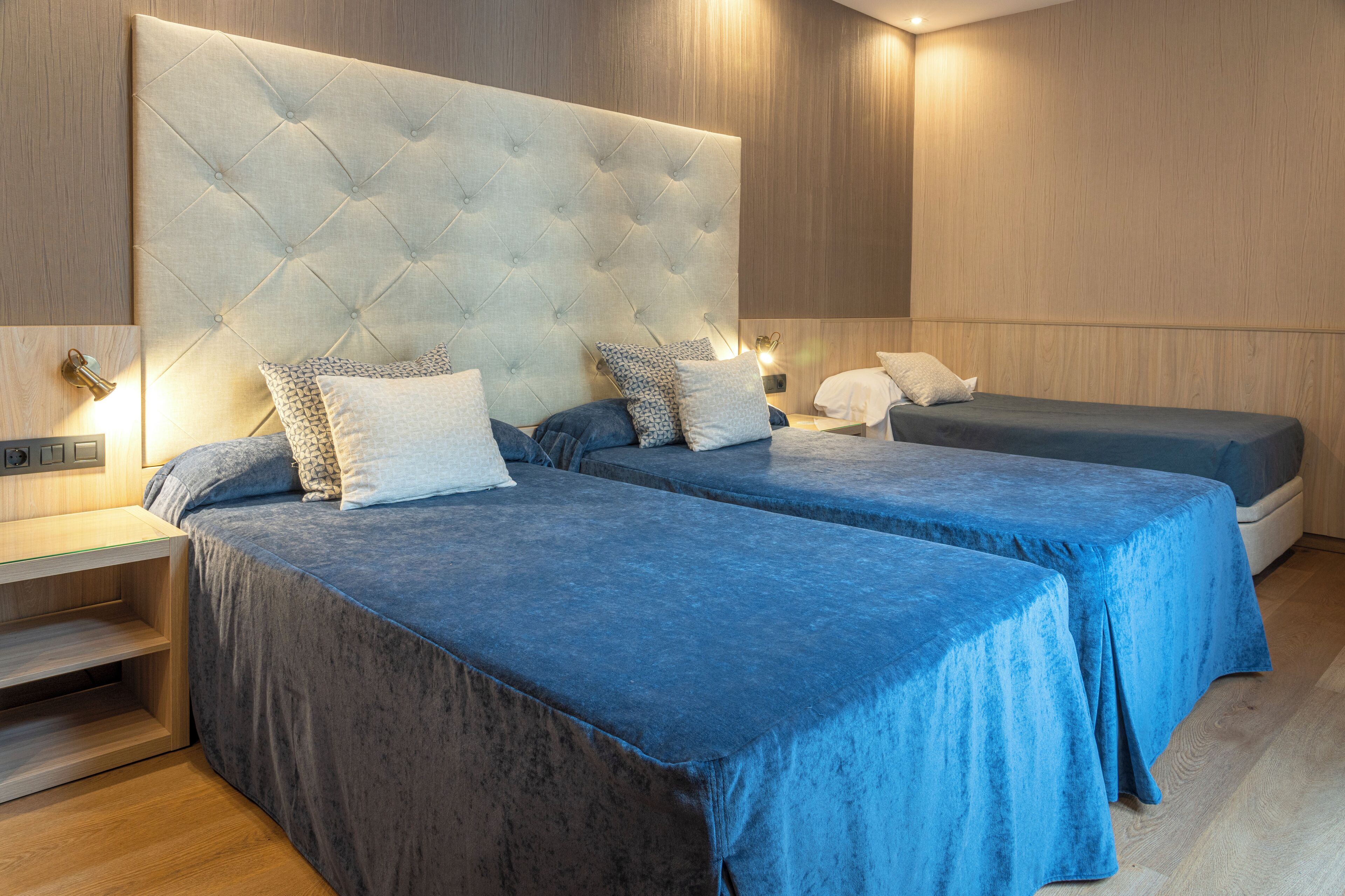 triple room | 1 bedroom, in-room safe, desk, laptop workspace