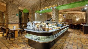 Se ofrece un desayuno bufé (14 EUR por persona)