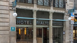 A hotel facade with a sign reading "HOTEL RIALTO RESTAURANT CAFETERIA." - Rialto (Barcelona)