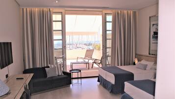 Junior Suite | Minibar, in-room safe, desk, blackout curtains