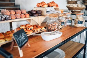 Een bakkerijdisplay met verschillende gebakjes en versnaperingen.