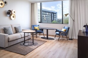 高档床上用品、羽绒被、迷你吧、客房内保险箱