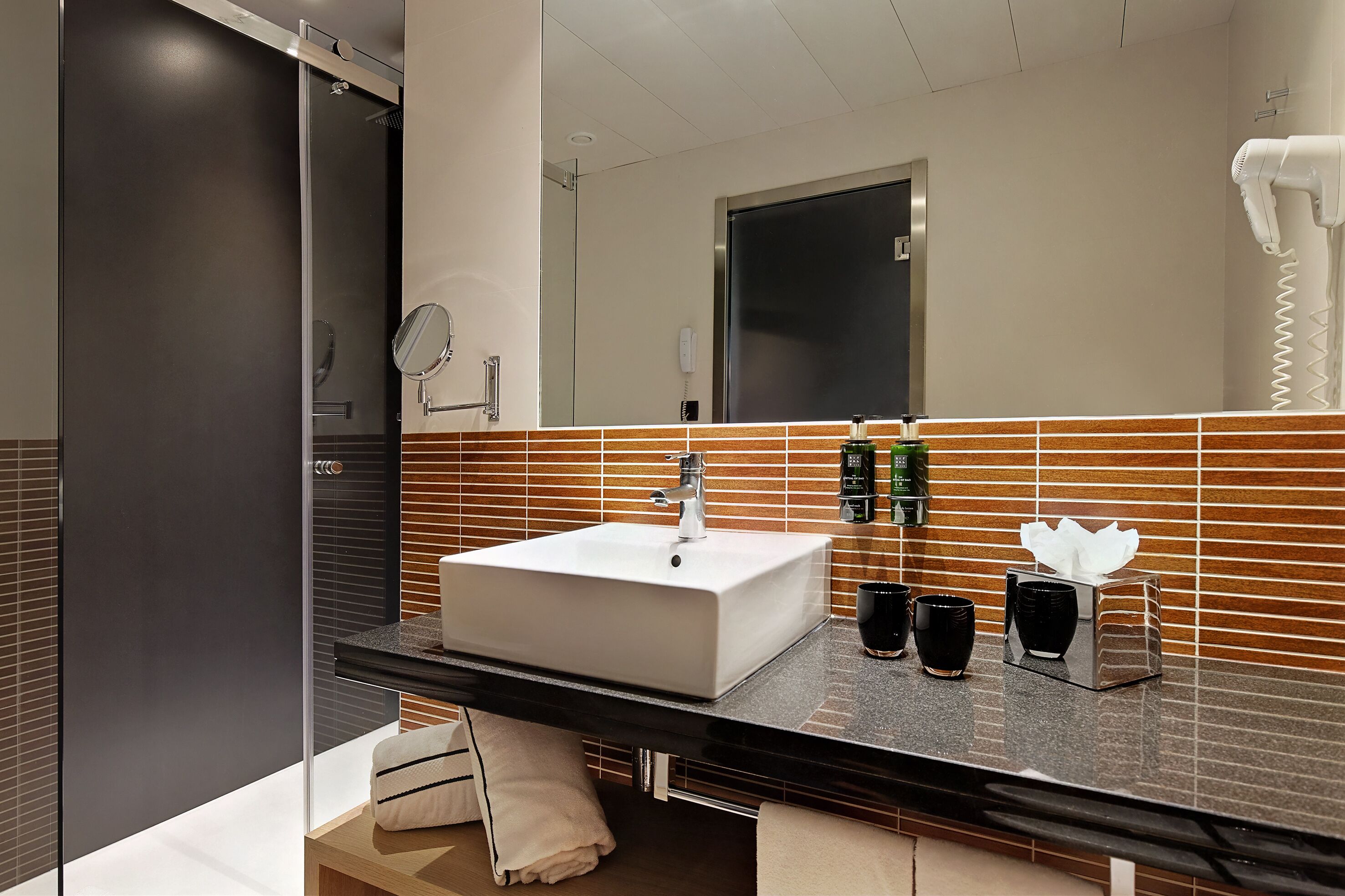 1 bedroom, premium bedding, down duvets, minibar