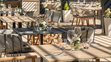 Hi ha 2 restaurants amb plats de cuina mediterrània