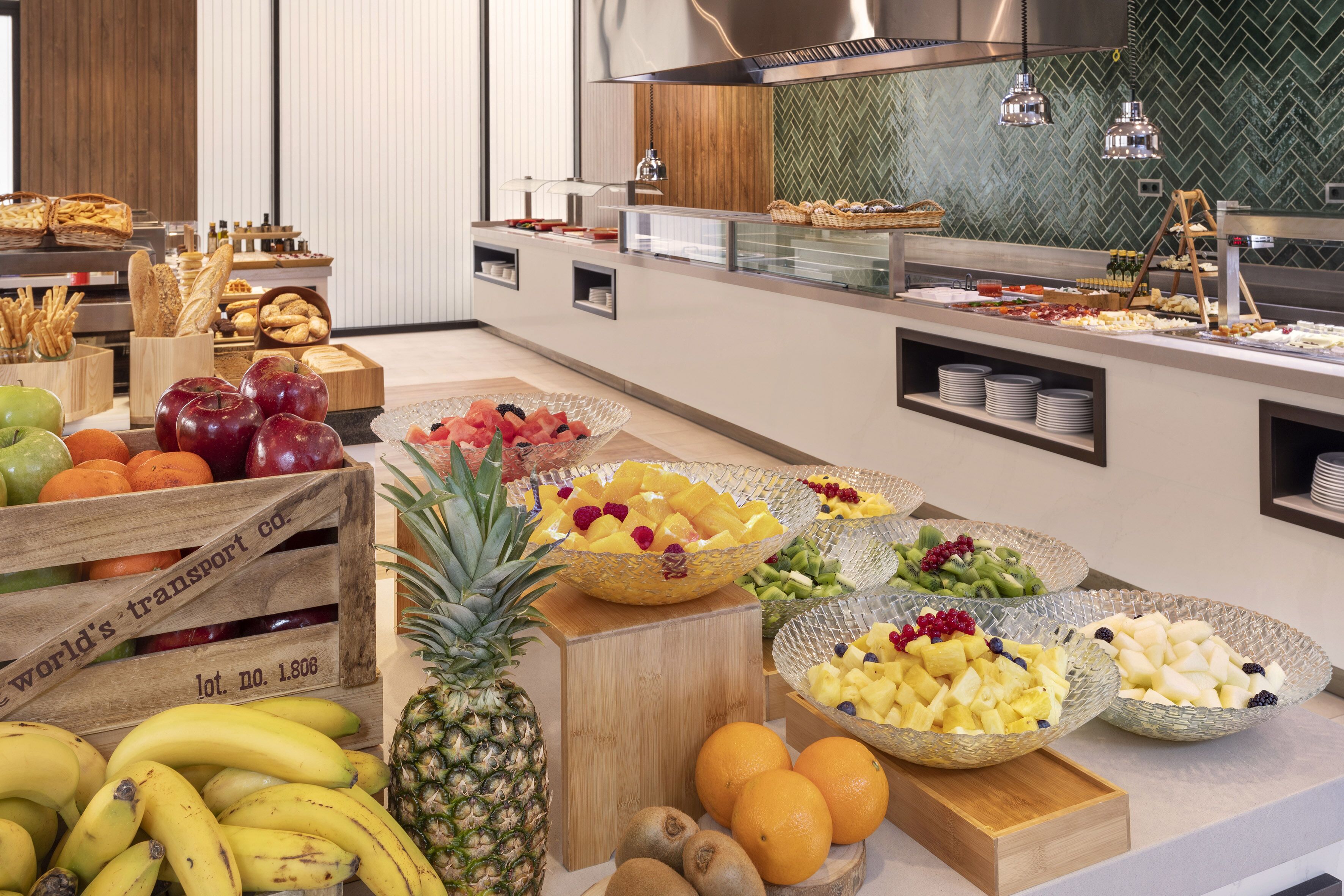 Ein Buffet mit verschiedenen Früchten und kleinen Snacks.
