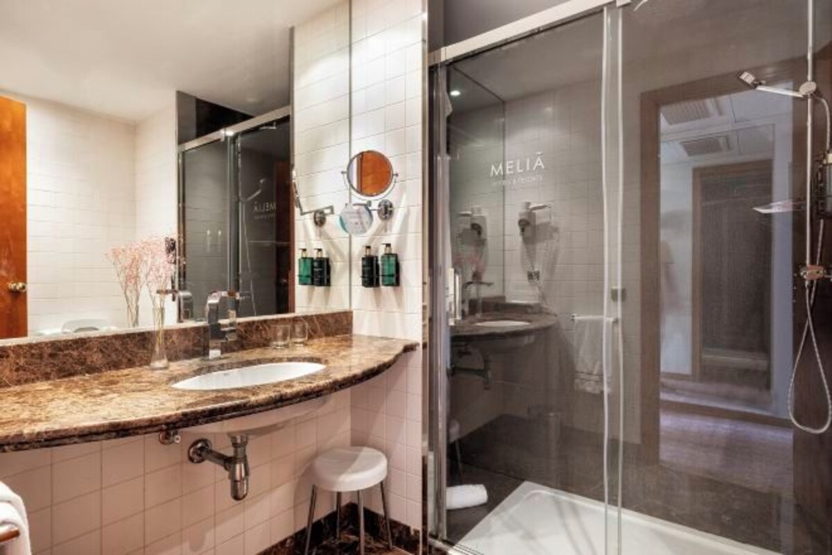 Kelengkapan dandanan diri percuma, pengering rambut, bidet 