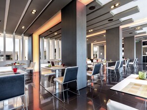 2 restaurants; breakfast, lunch, and dinner served