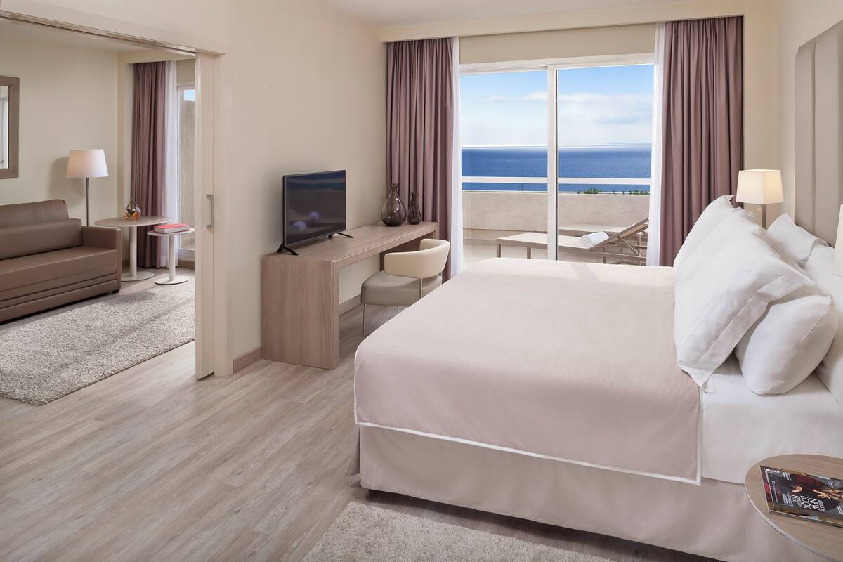 Grand Suite | Premium bedding, minibar, in-room safe, blackout drapes