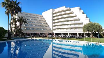 Piscina a l'aire lliure de temporada, para-sols i gandules