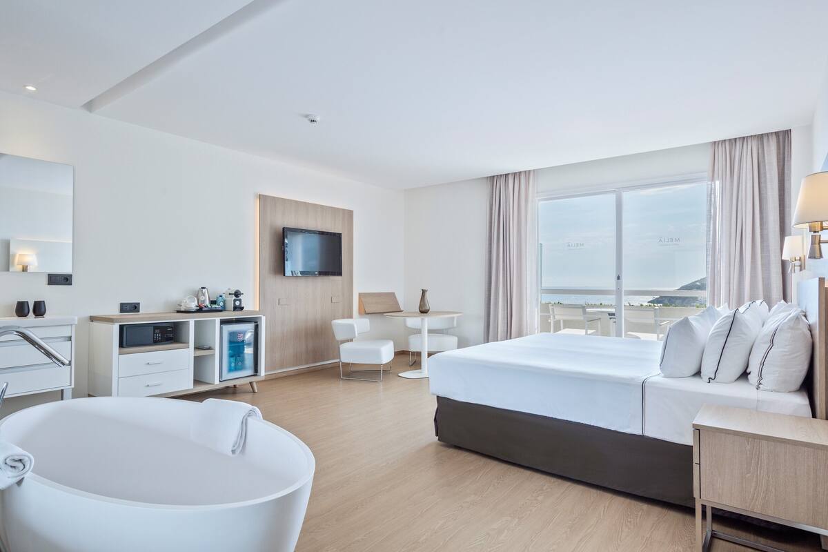 premium bedding, minibar, in-room safe, blackout curtains