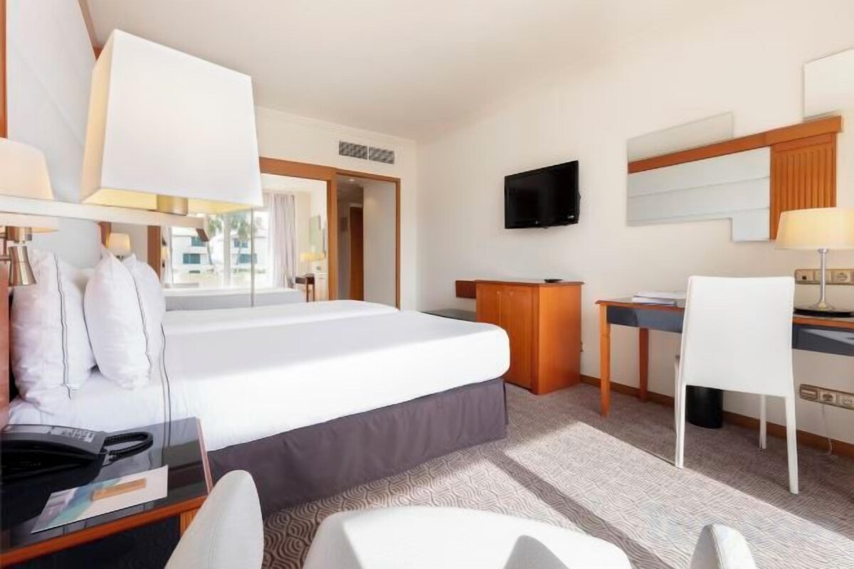 Roupas de cama premium, frigobar, cofres nos quartos, cortinas blackout