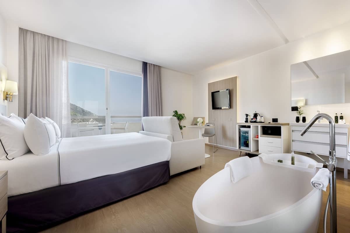 Premium bedding, minibar, in-room safe, blackout drapes