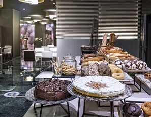 Colazione a buffet, servita tutte le mattine (24 EUR a persona) 