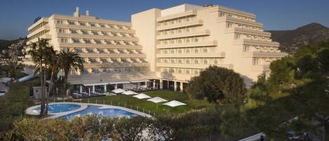 Außenpool (je nach Saison geöffnet), Sonnenschirme, Liegestühle