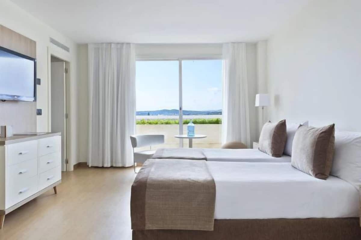 Premium bedding, minibar, in-room safe, blackout drapes