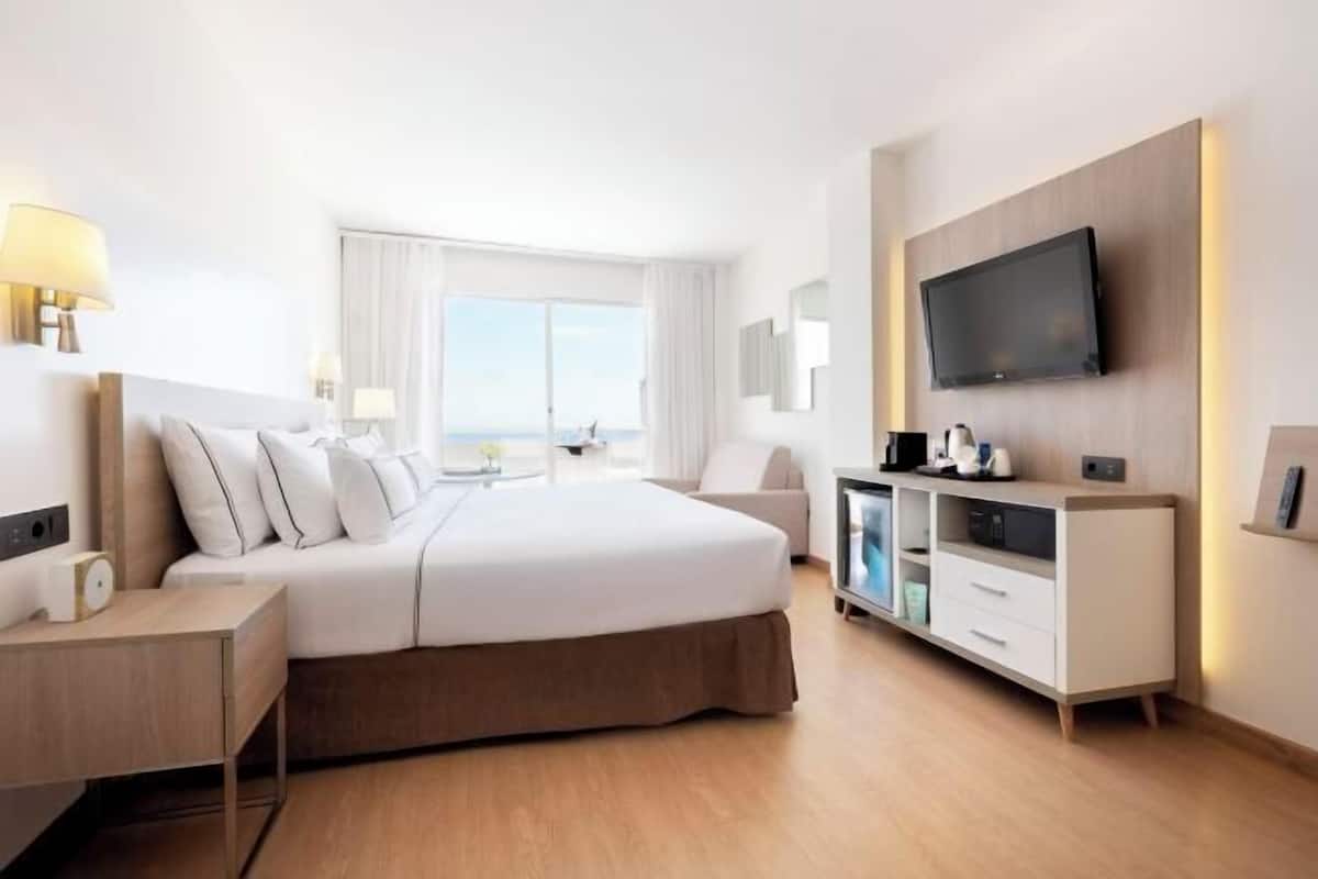 Premium bedding, minibar, in-room safe, blackout drapes