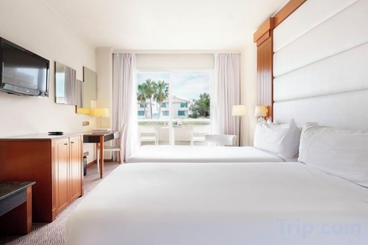 Premium bedding, minibar, in-room safe, blackout drapes