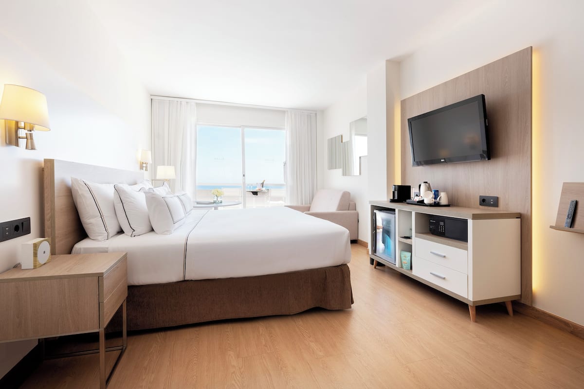 Luxe beddengoed, een minibar, een kluis op de kamer