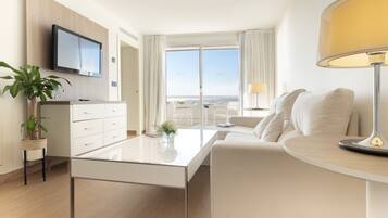 Junior-suite (Family) (2 Adults + 1 Children) | Premium-sengetøj, minibar, pengeskab på værelset, mørklægningsgardiner