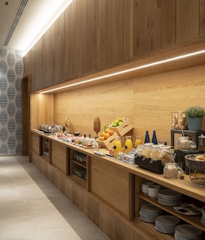 Desayuno completo diario (EUR 8 por persona)