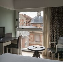 Double or Twin Room | In-room safe, desk, free cribs/infant beds, rollaway beds