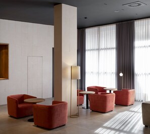 25-英寸纯平电视 （配备有线频道）、电视