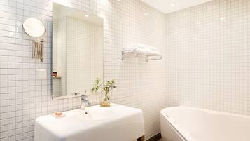 Suite | Bathroom | Shower, eco-friendly toiletries, hair dryer, towels