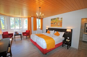 Premium bedding, desk - Belle Epoque Hotel Victoria (Kandersteg)