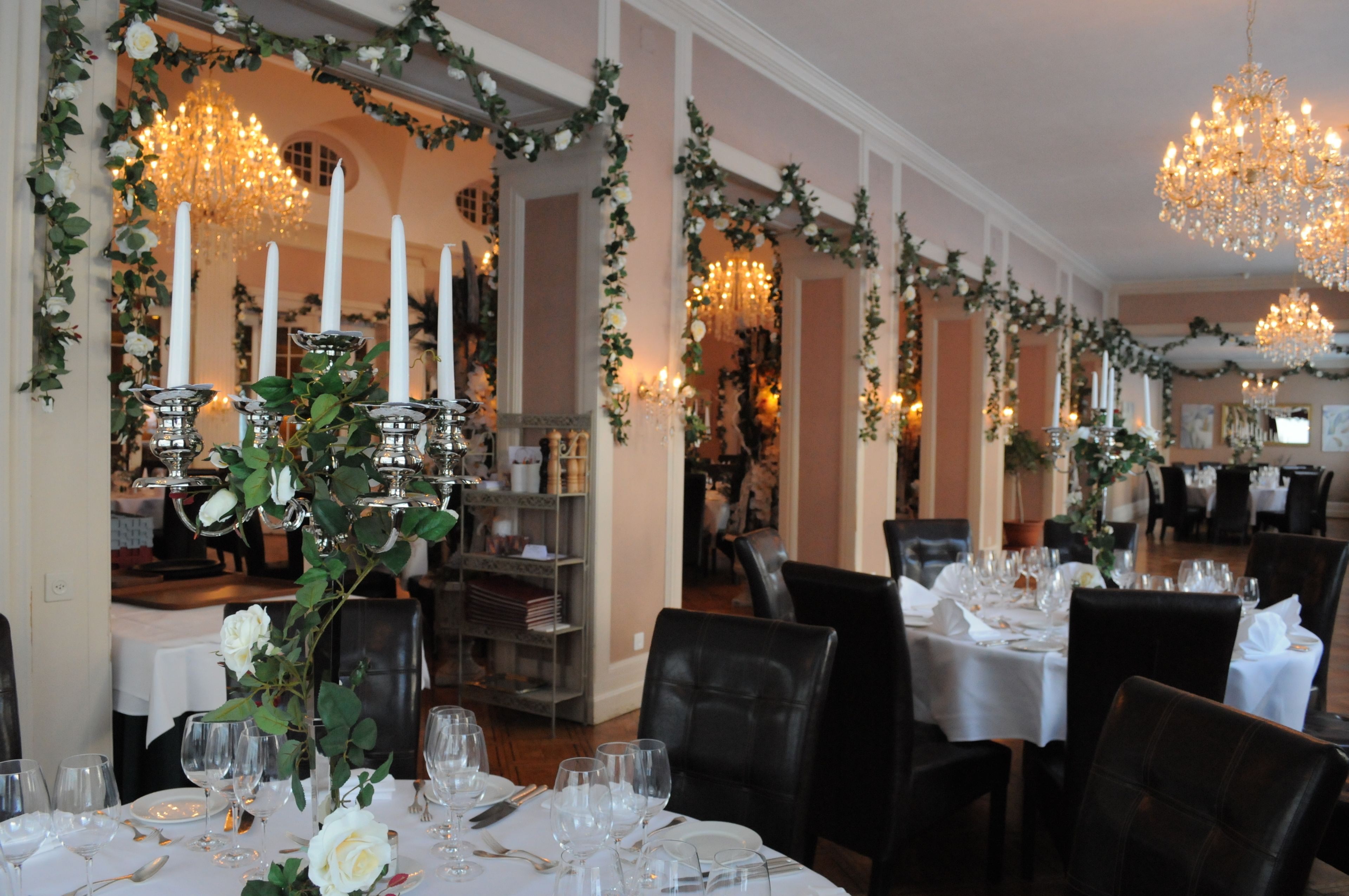 2 restaurants, breakfast, lunch, dinner served; international cuisine