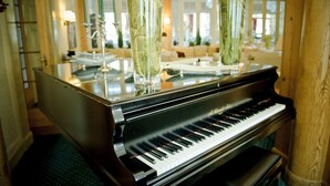 Lobby-lounge