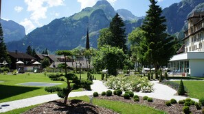 Garden - Belle Epoque Hotel Victoria (Kandersteg)