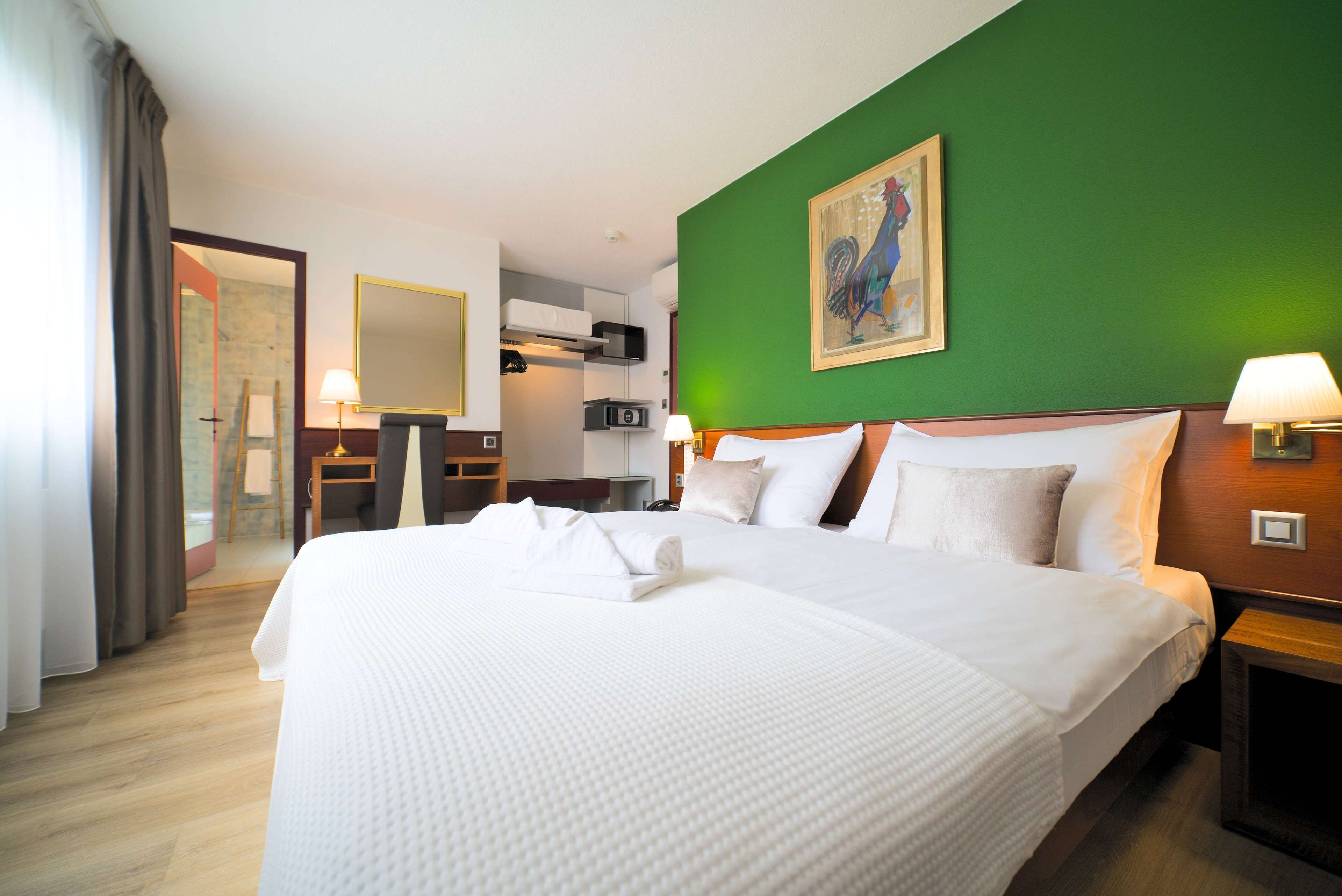 Habitación estándar, 1 cama de matrimonio grande | Ropa de cama de alta calidad, minibar, caja fuerte y escritorio