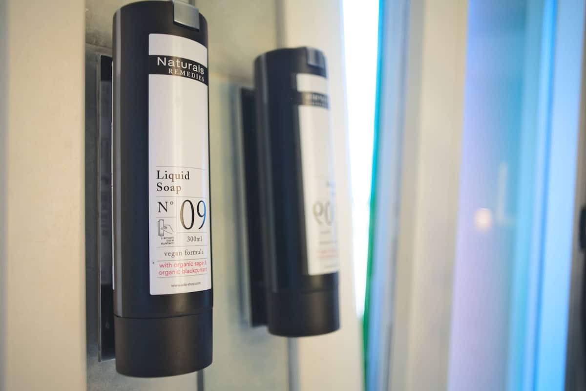 Combined shower/bathtub, eco-friendly toiletries, hair dryer, towels
