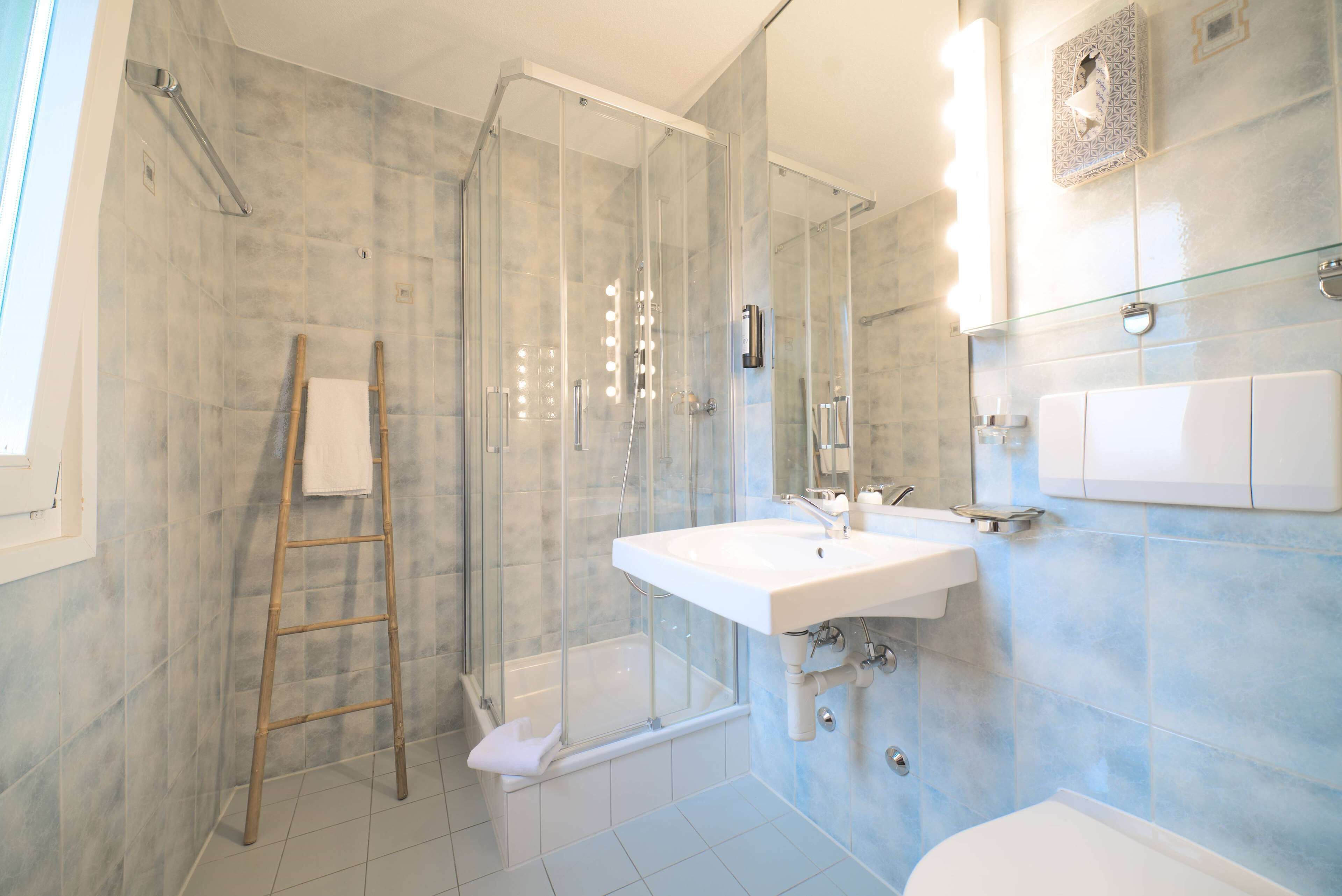 combined shower/bathtub, eco-friendly toiletries, hair dryer, towels