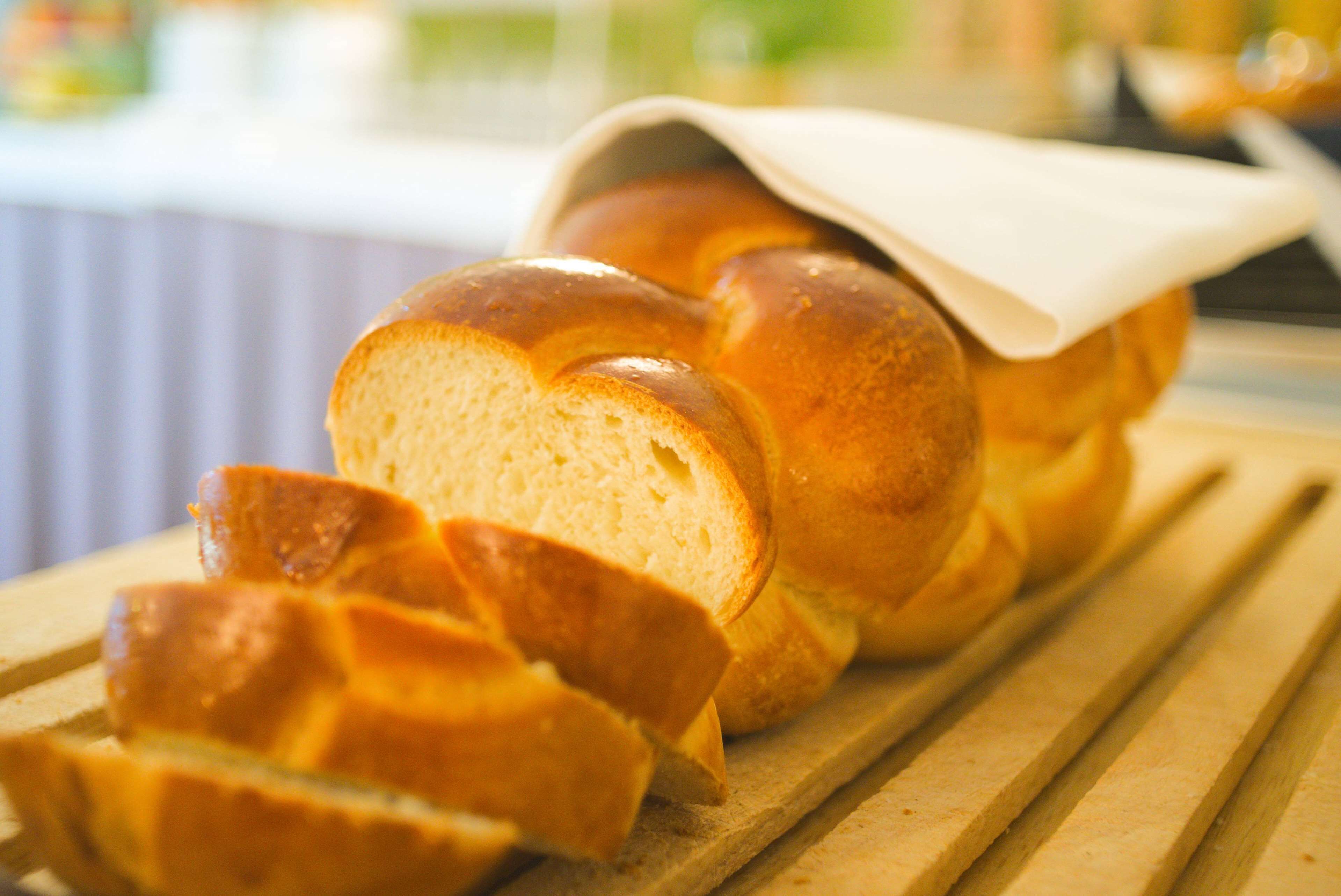 A loaf of bread on a wooden cutting board.