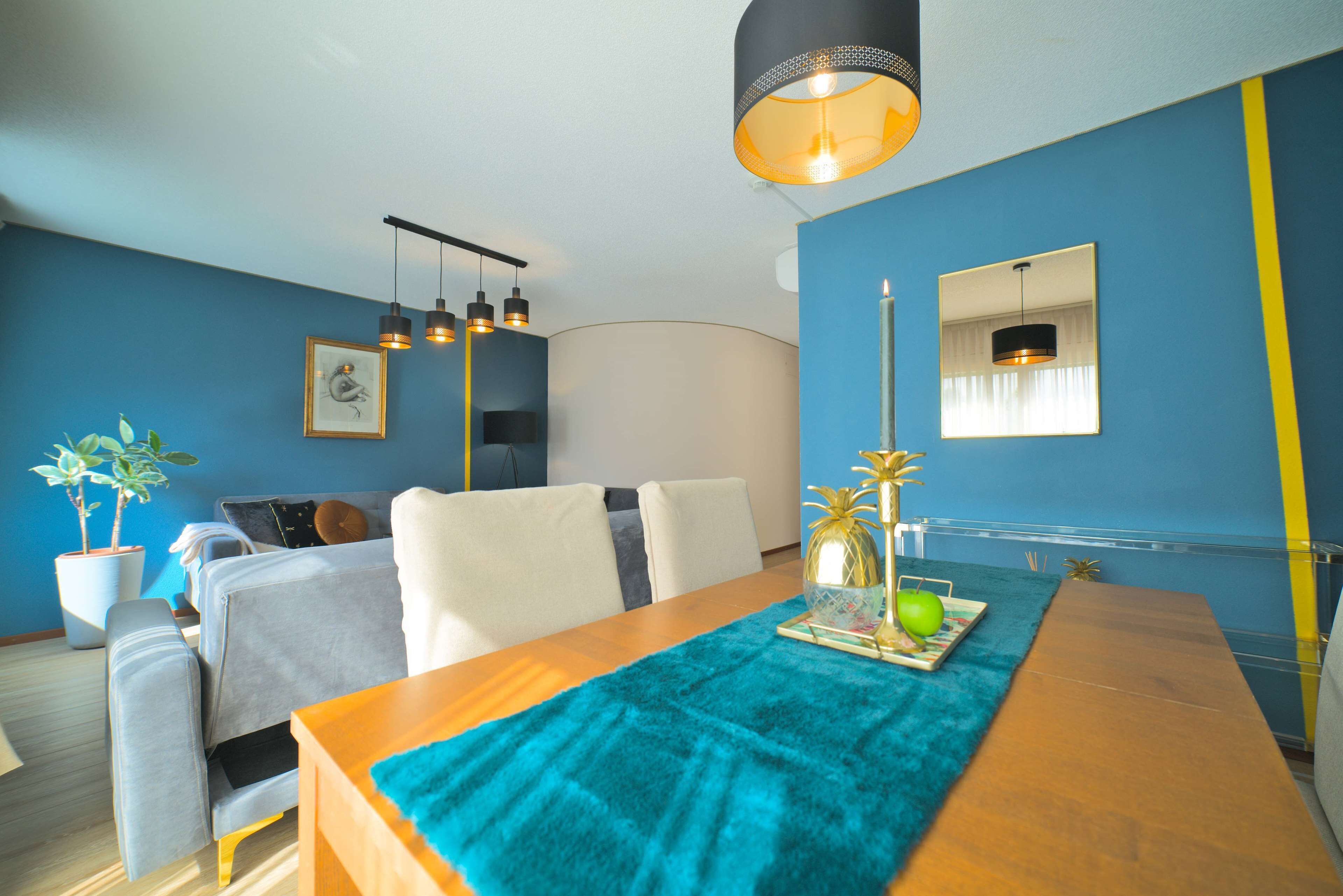 Suite, 1 Queen-Bett | Wohnbereich | Fernseher, Pay-TV