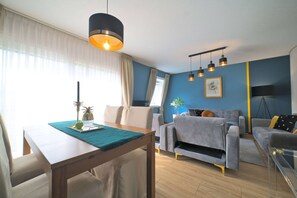 套房, 1 張加大雙人床 | 起居區 | 電視、付費電影