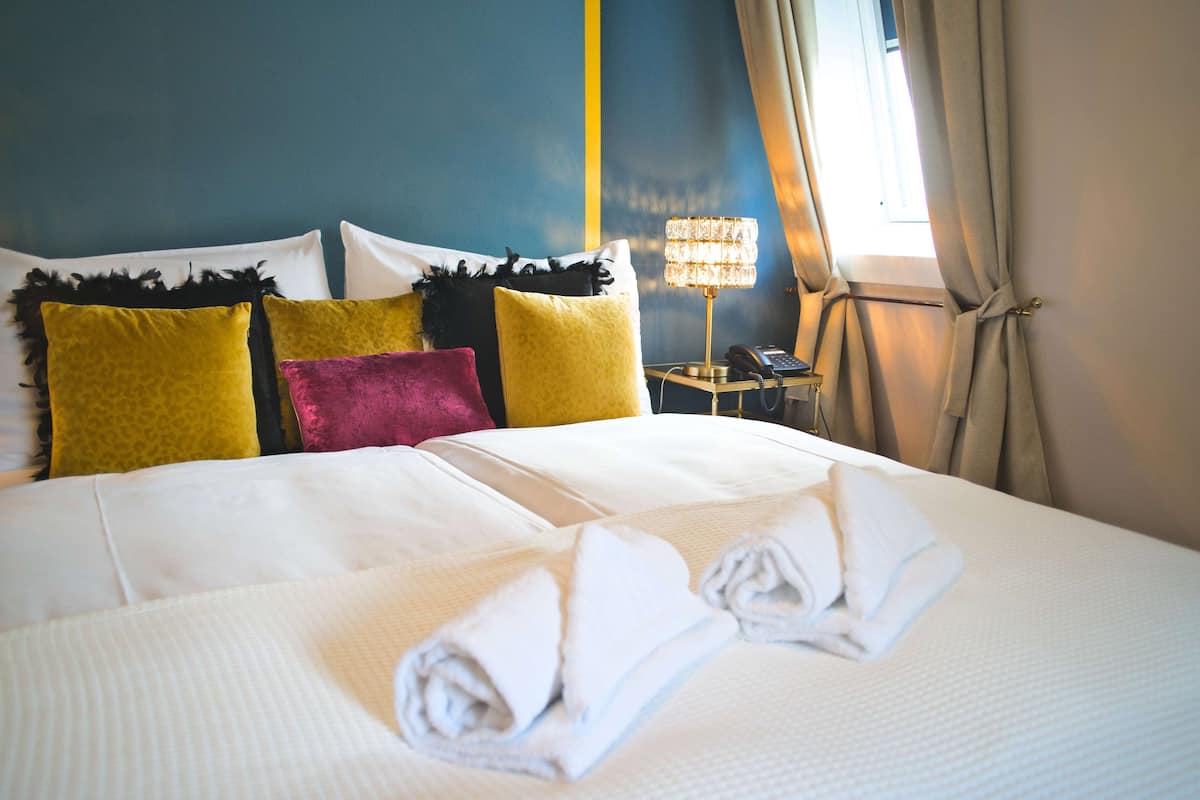 suite, 1 queen bed | premium bedding, minibar, in-room safe, desk