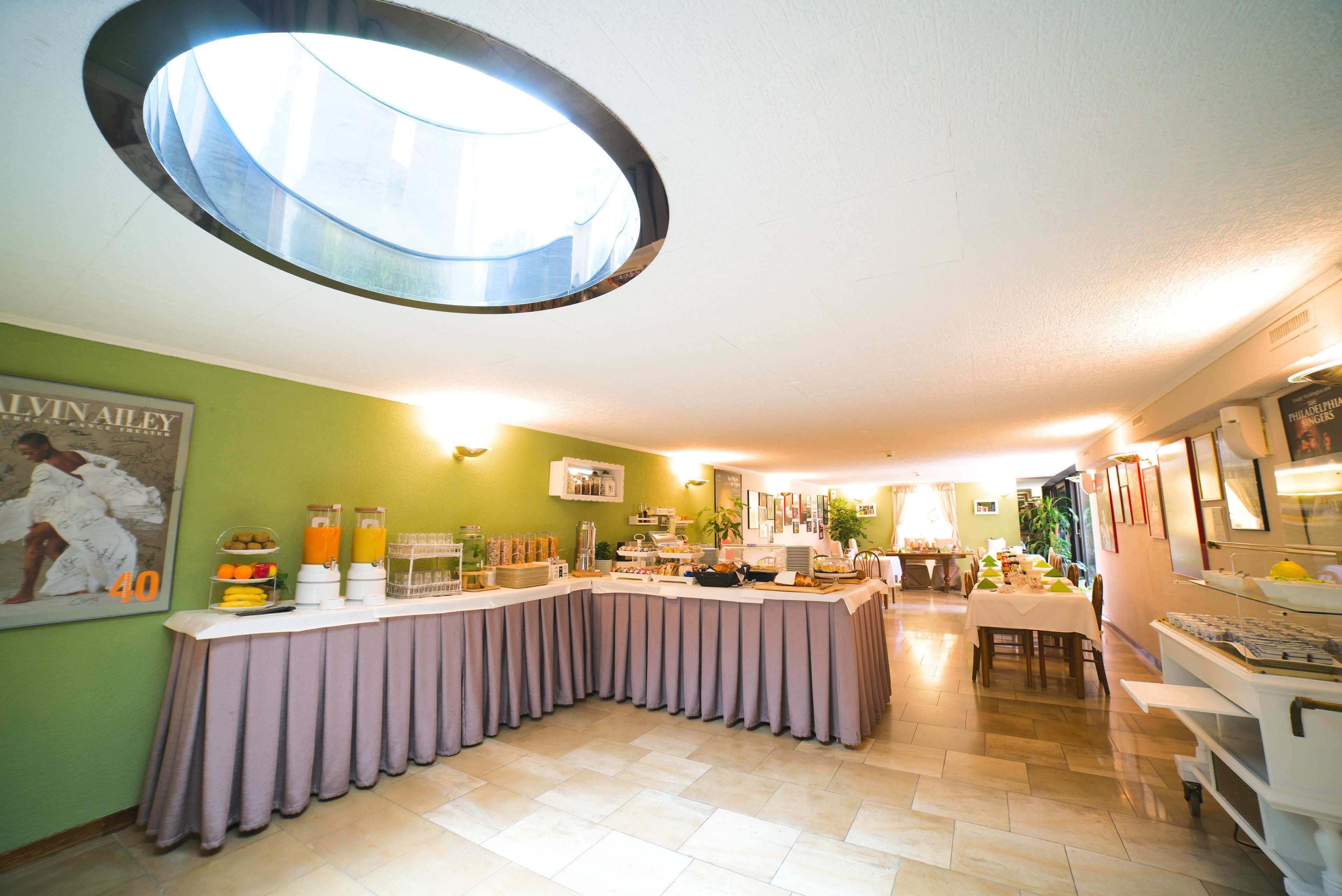 Se ofrece un desayuno bufé (20 CHF por persona)