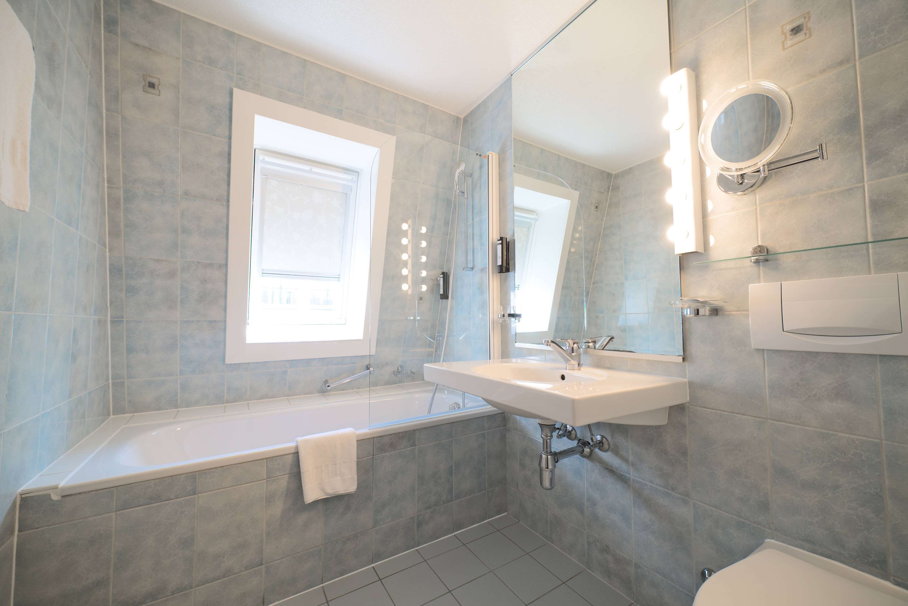 suite, 1 queen bed | bathroom | combined shower/bathtub, eco-friendly toiletries, hair dryer, towels
