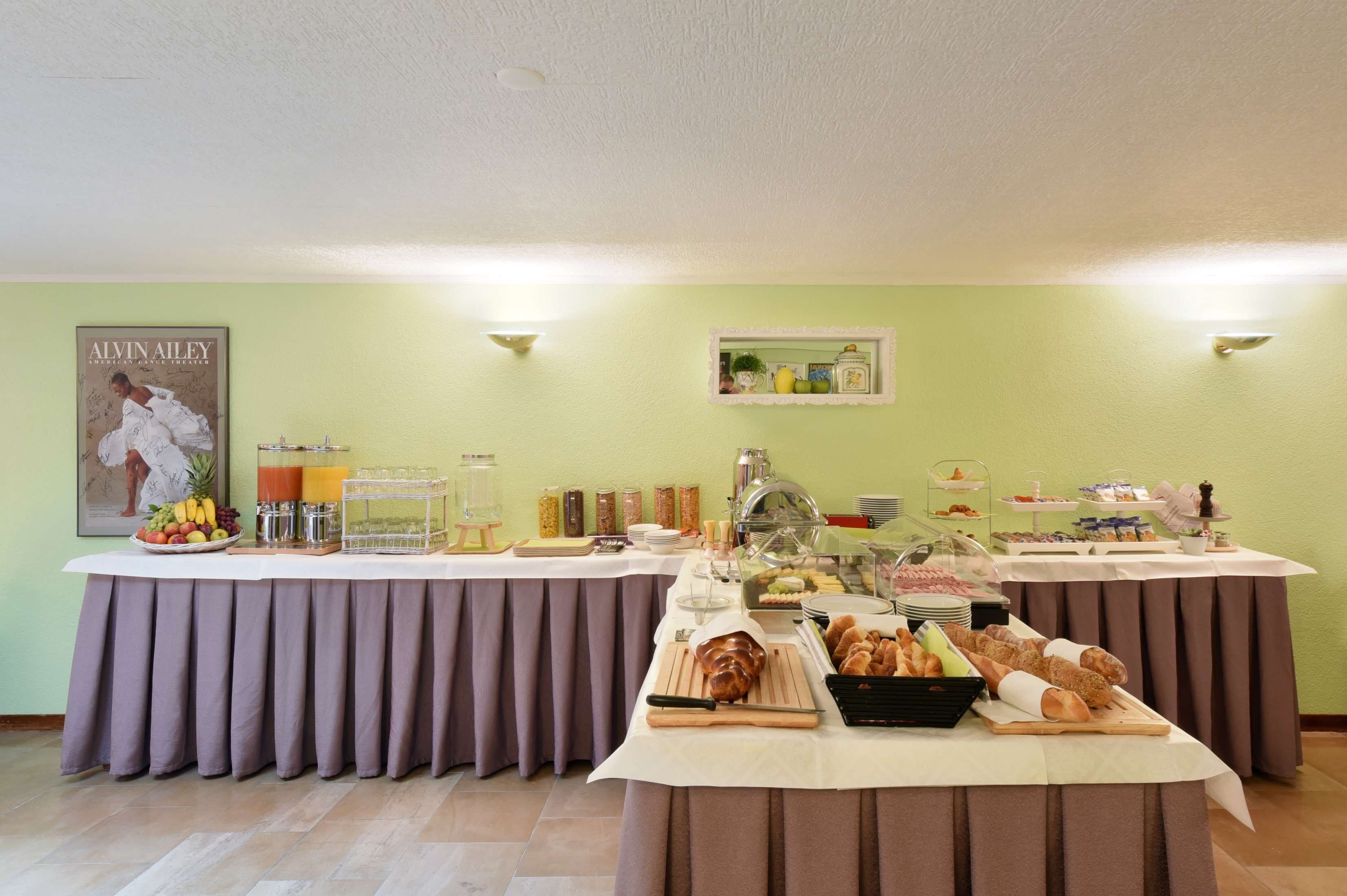 Montaje de bufé con diversos alimentos y bebidas.