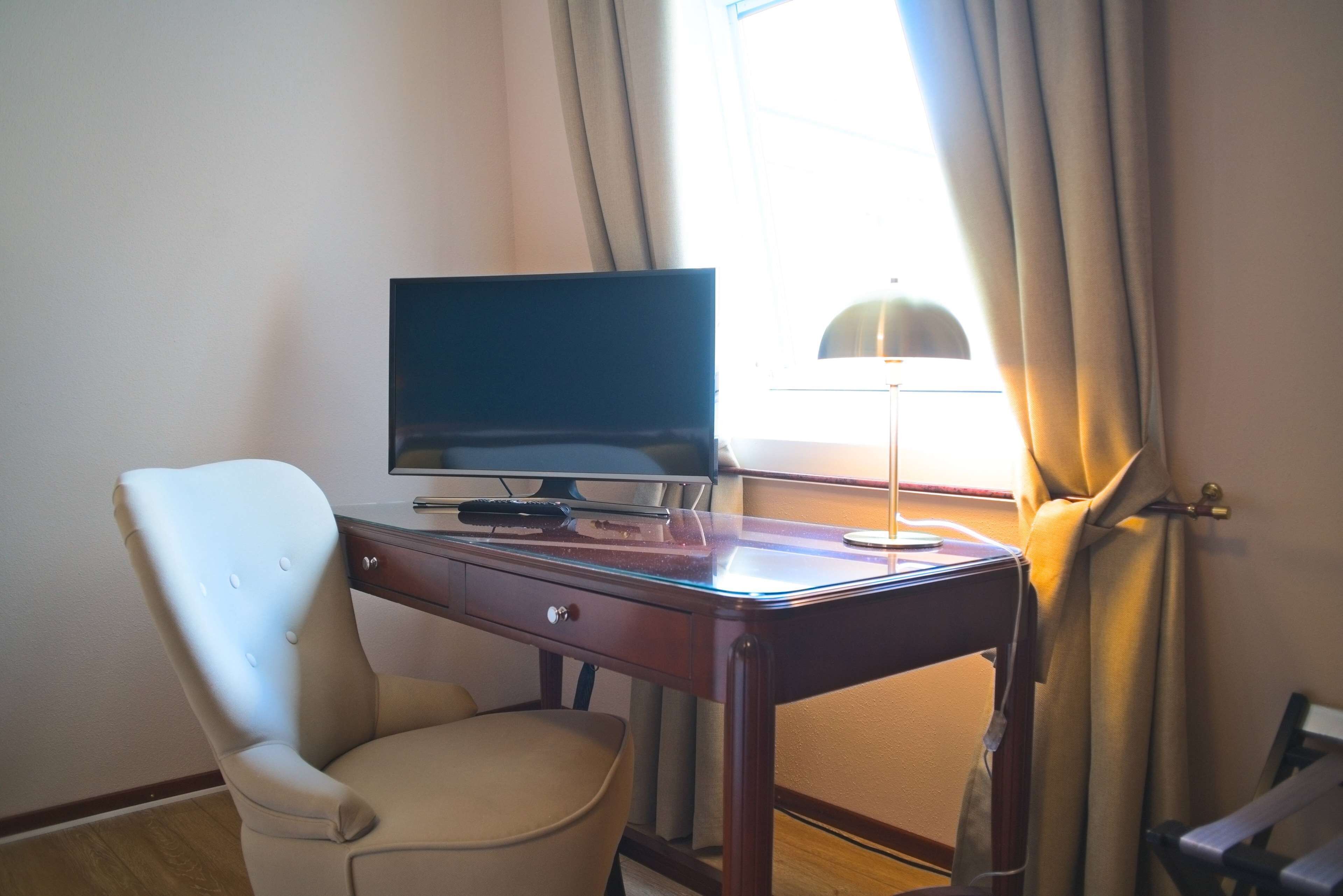 suite, 1 queen bed | room amenity