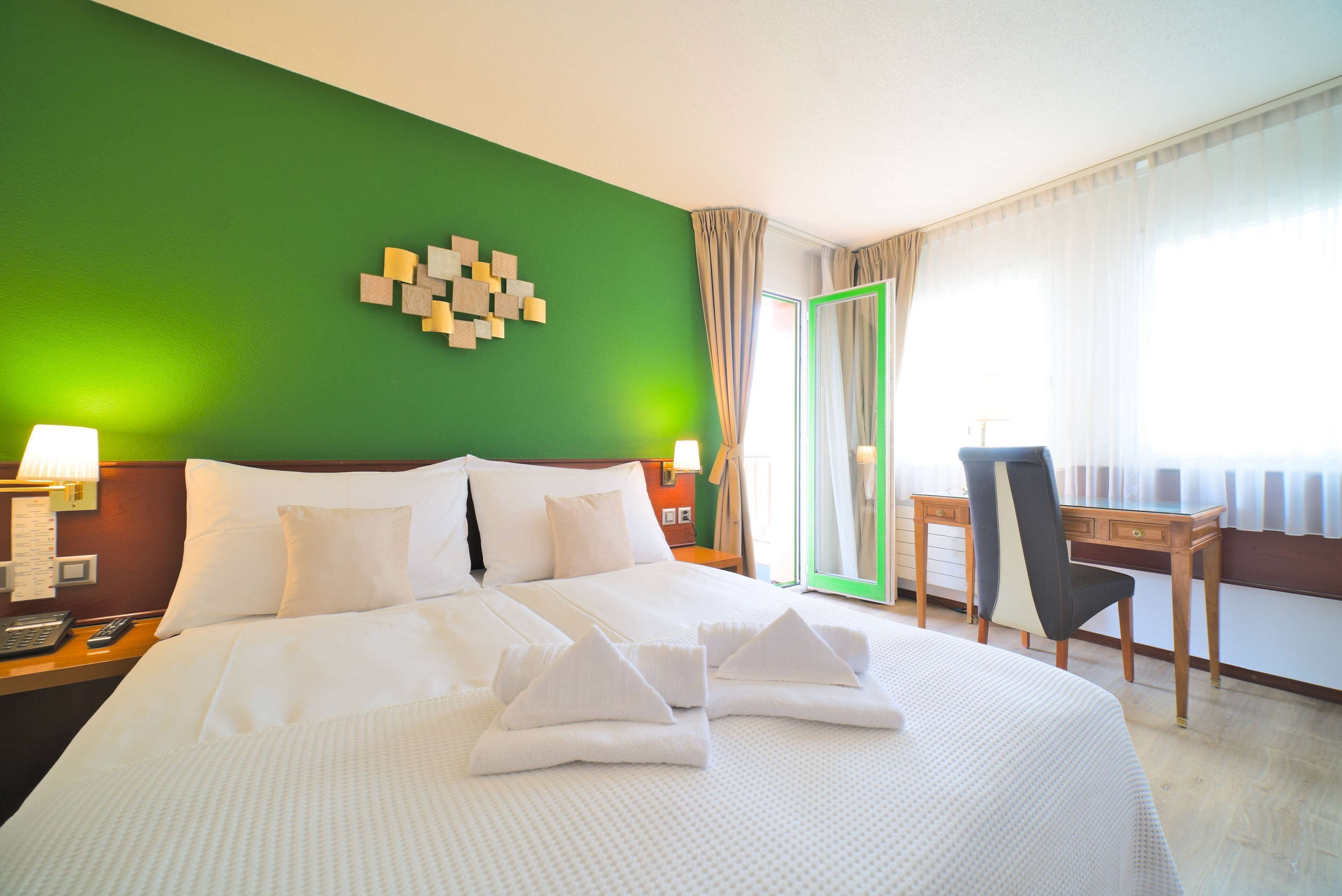 Standaard kamer, 1 kingsize bed | Luxe beddengoed, een minibar, een kluis op de kamer, een bureau