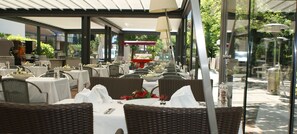 3 restaurantes, se sirven desayunos, comidas, cenas y mariscos