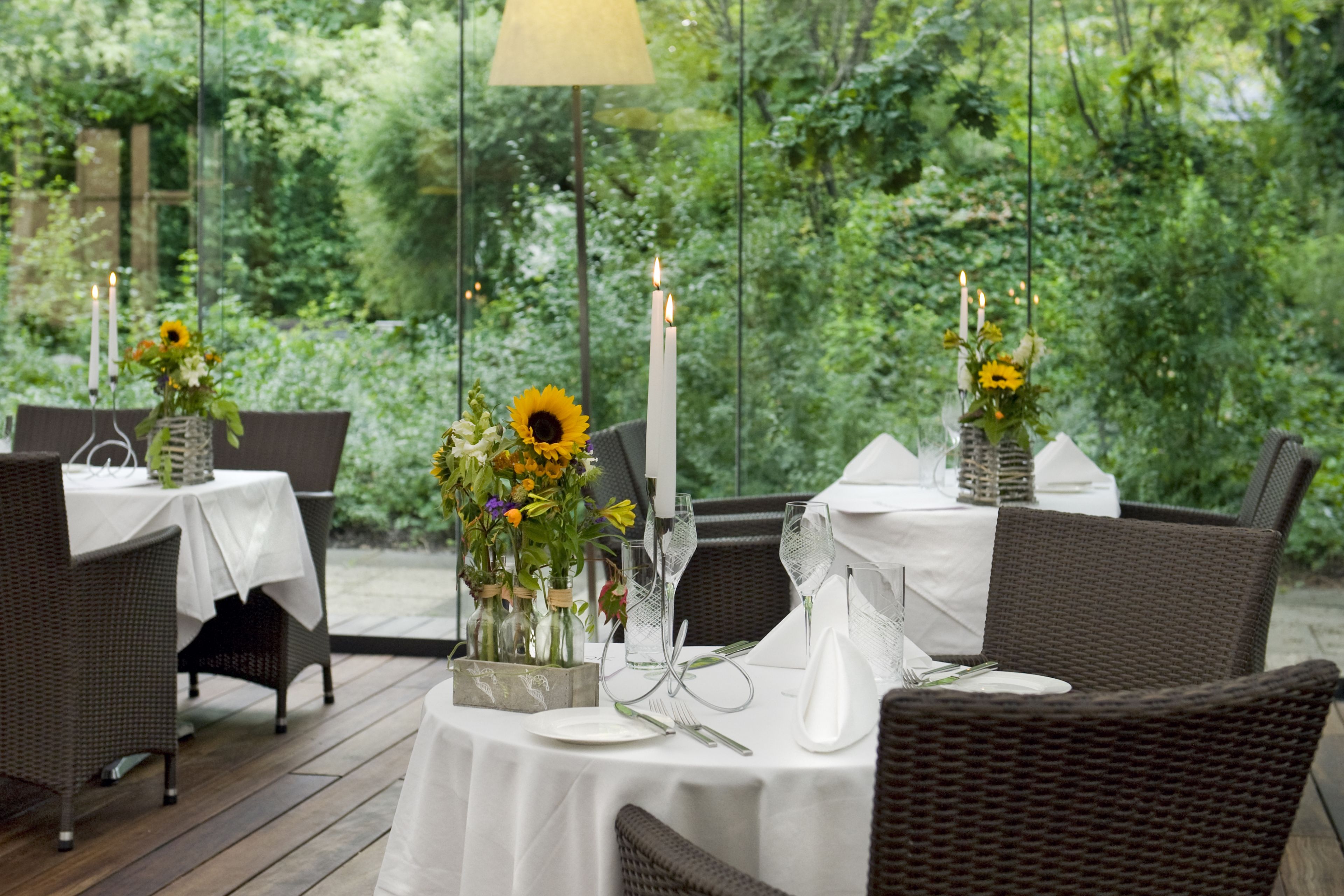 3 restaurants, breakfast, lunch, dinner served; seafood