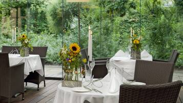 3 restaurants, breakfast, lunch, dinner served; seafood