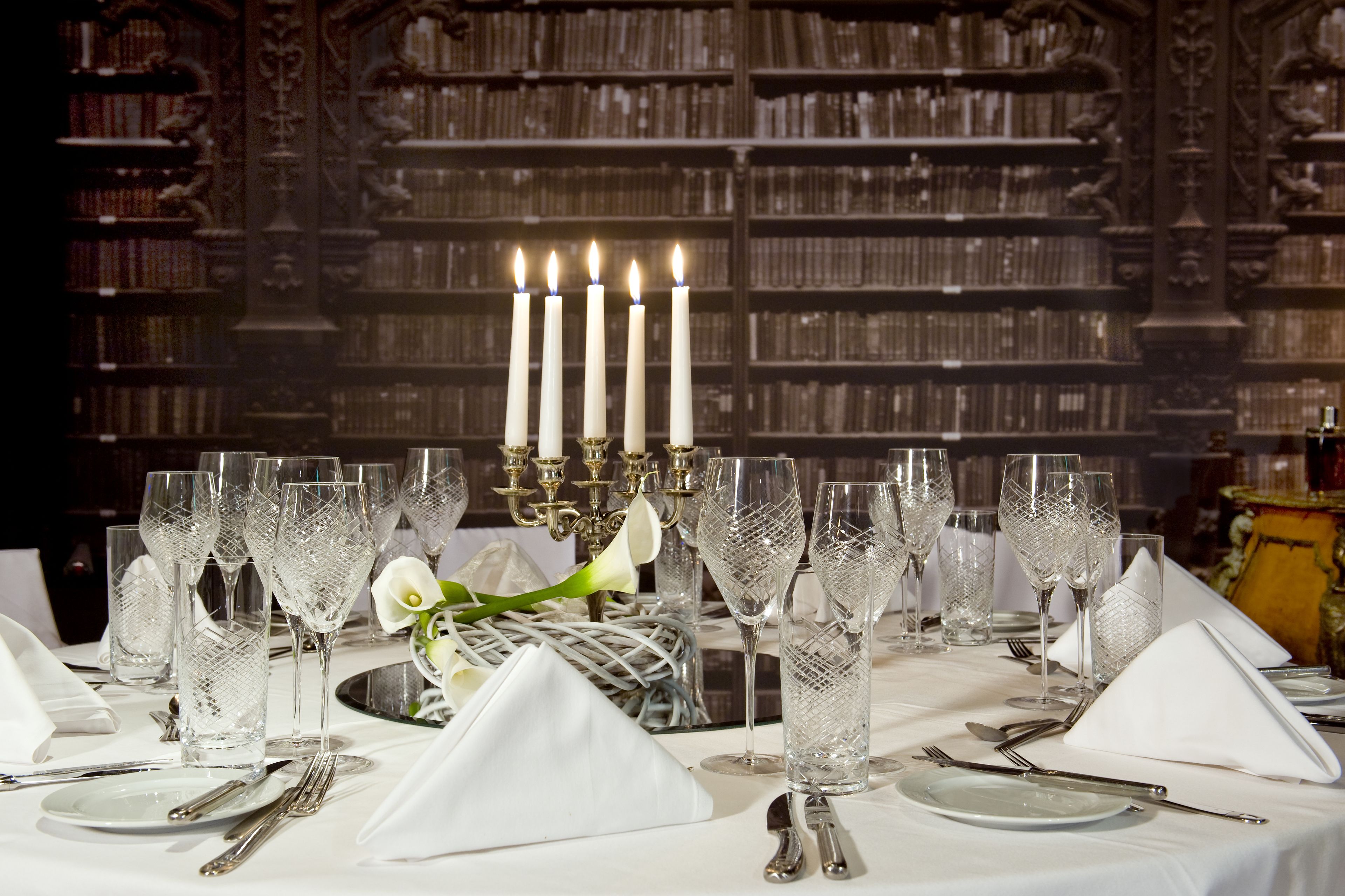 3 restaurants, breakfast, lunch, dinner served; seafood